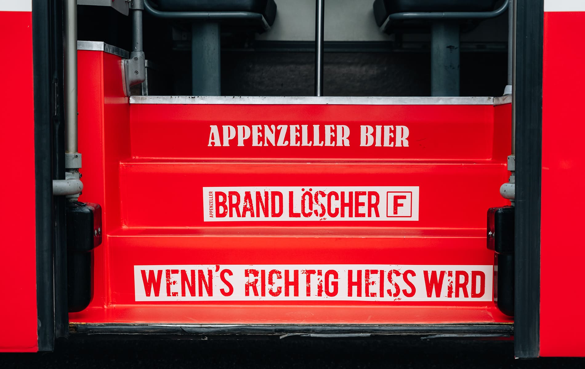 Brandloescher-Party-Bus-Treppen